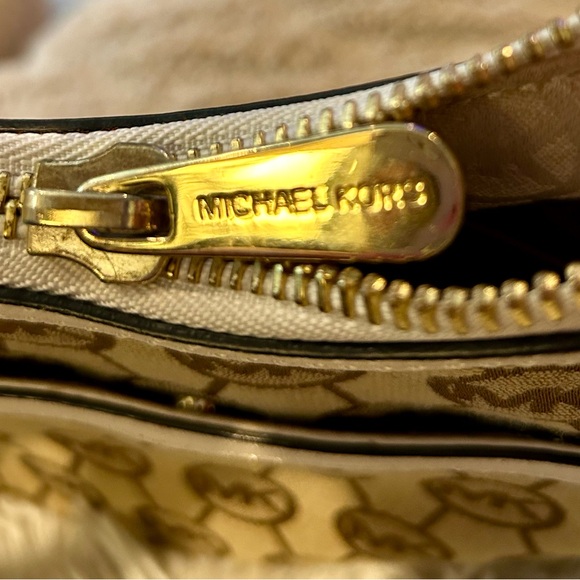 Michael Kors Pocket Book - Picture 6 of 16